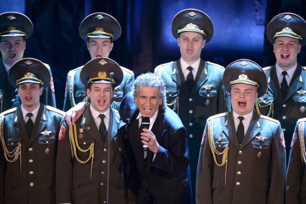 Sanremo a debutat cu aplauze şi fluierături