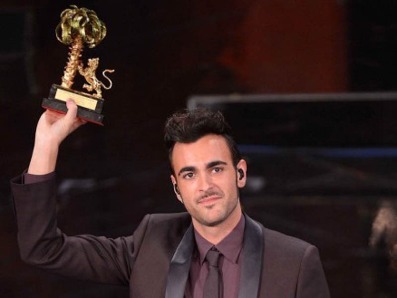 Marco Mengoni câştigă trofeul Festivalului de Muzică de la Sanremo