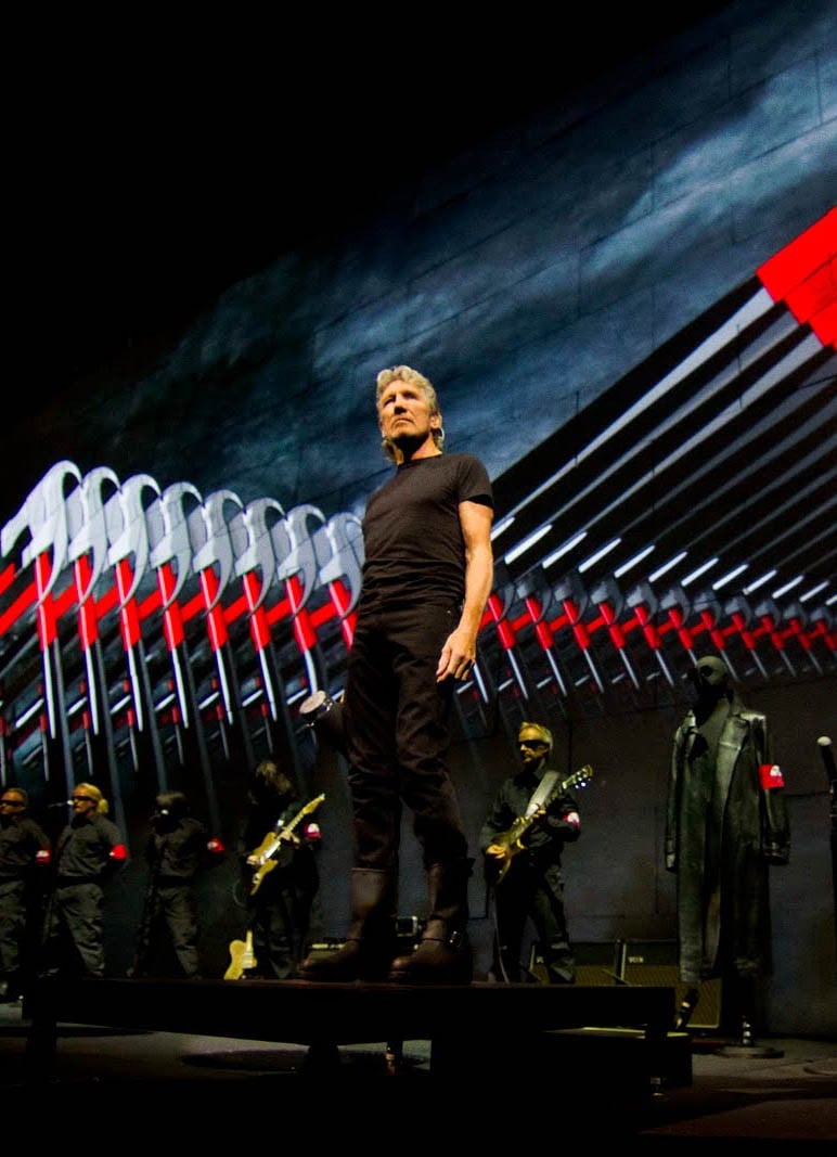 Show-ul „The Wall”, combinaţia perfectă de muzică live, proiecţii impresionante, efecte vizuale uimitoare, decoruri grandioase