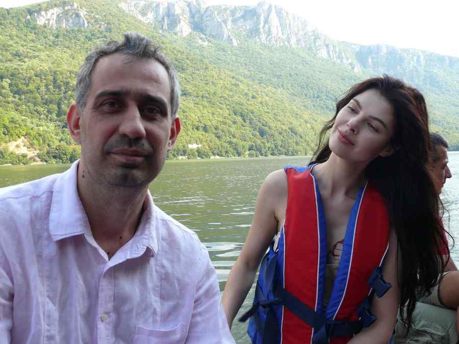 Aplauze îndelungi la premiera de gală pentru „Nu sunt faimos, dar sunt aromân”