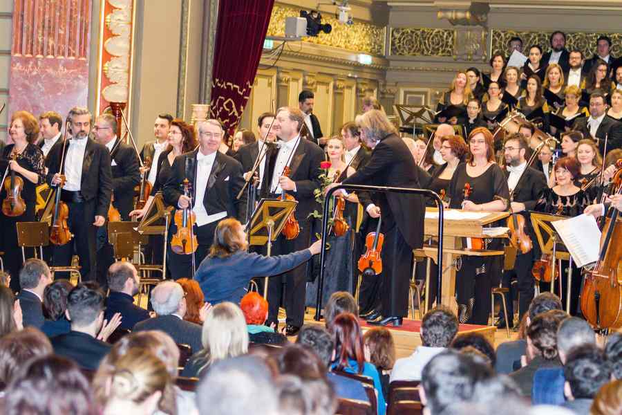 Decorată la 150 de ani de la înfiinţare, Filarmonica “George Enescu” omagiază la rândul ei personalităţi culturale