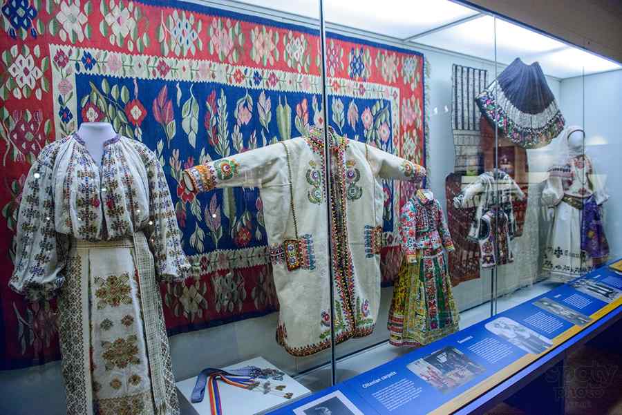 „Revisiting Romania: Dress and Identity” de la Muzeul Horniman – o sărbătoare a României la Londra
