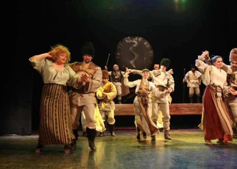 Teatrele îşi ridică în curând cortina