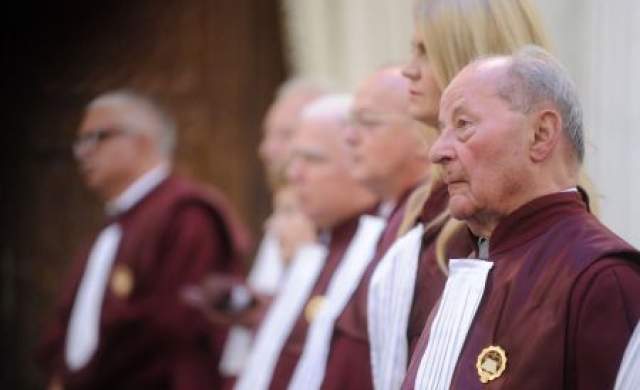 Judecător despre erata CCR: Decizia NU este legală dacă a fost luată în prezenţa a 5 judecători