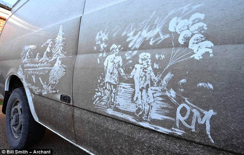 Un artist din UK pictează în murdăria de pe mașini