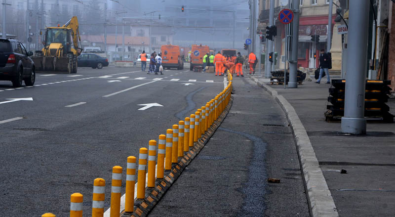 Pe Buzești, prima pista de biciclete pe șosea delimitată de stâlpișori (foto)
