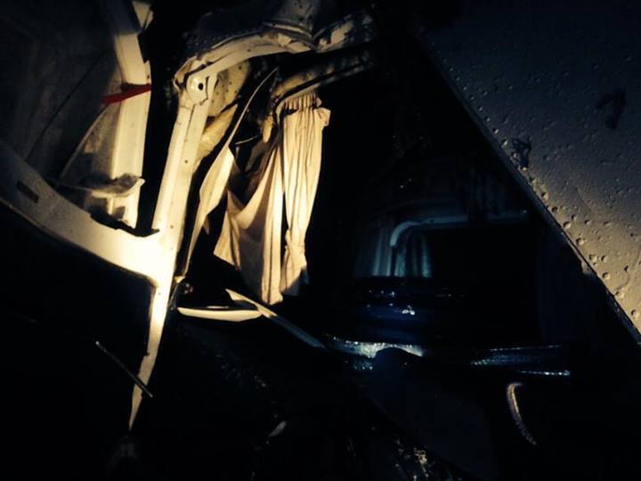 Primele imagini cu epava avionului prăbușit, postate pe Facebook de un voluntar