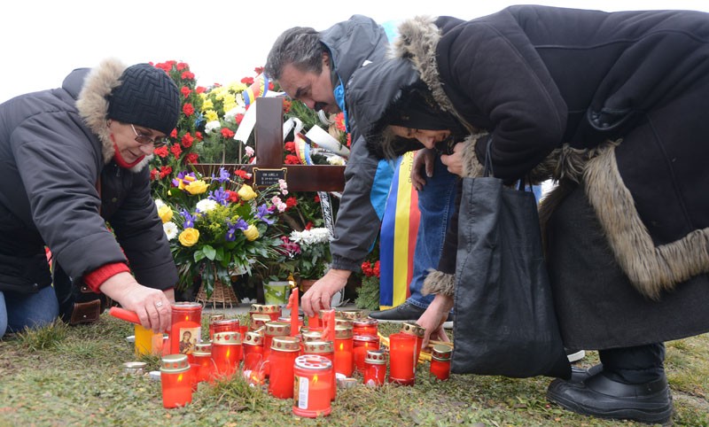 Sute de oameni au condus-o pe ultimul drum pe studenta moartă în Apuseni