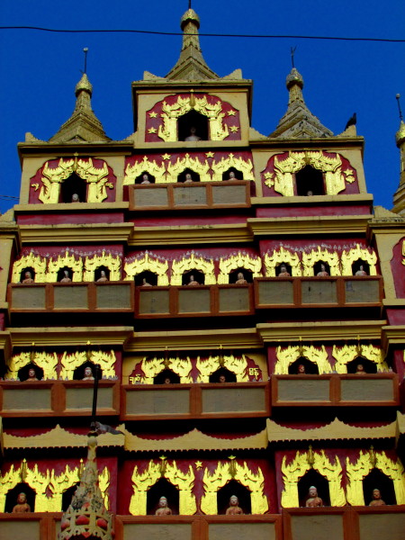 În ţinuturile populaţiilor Shan şi Naga