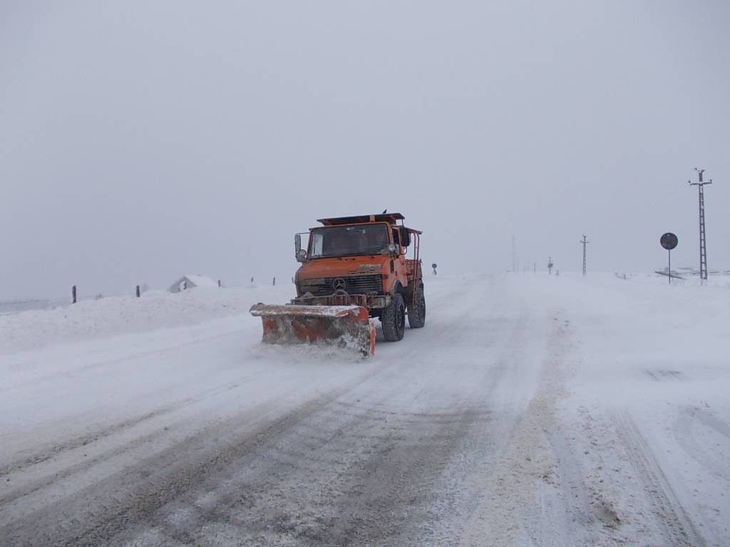 Trafic închis pe 24 de drumuri naţionale şi două autostrăzi