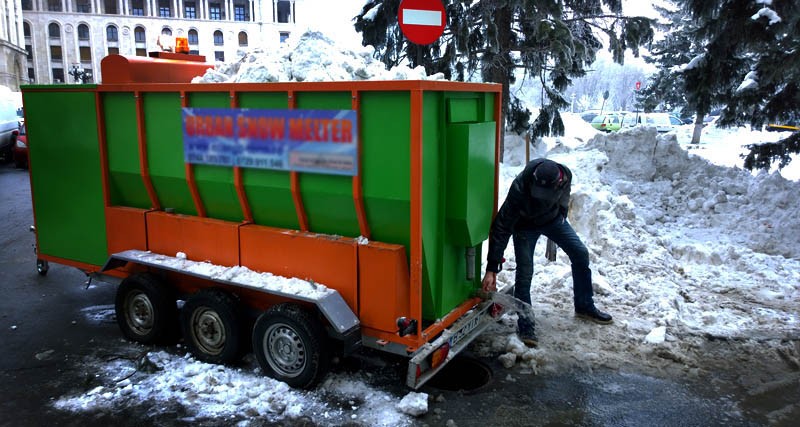 Pe străzile Bucureștiului au început să apară utilaje de topit zăpada (Foto)