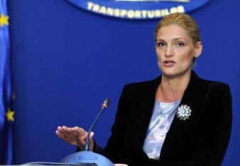 Ramona Mănescu trebuie să-şi dea singură demisia din funcţia de ministru