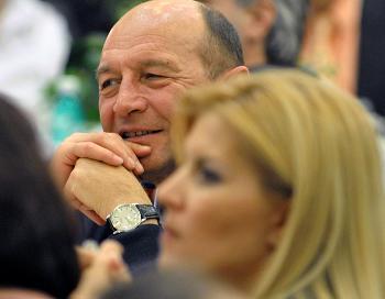 Traian Băsescu şi Elena Udrea au întârziat o cursă TAROM
