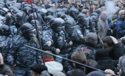 Violențele din Kiev au izbucnit după o întâlnire cu Merkel și o reacție a Moscovei