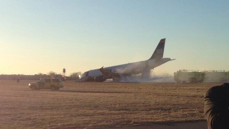 Pasagerii unui avion, evacuați după o aterizare de urgență