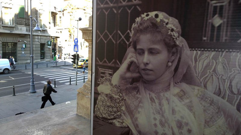 Pe Calea Victoriei, expoziție de fotografii inedite cu Regina Maria