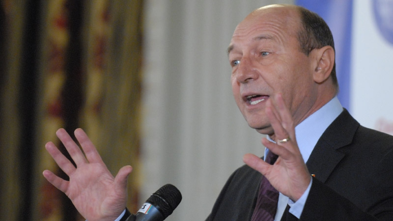 Băsescu s-a pus în Mişcare: Instituţiile sunt politizate, SRI lucrează în locul lor