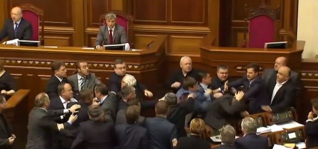Bătaie în toată regula în Parlamentul de la Kiev (video)