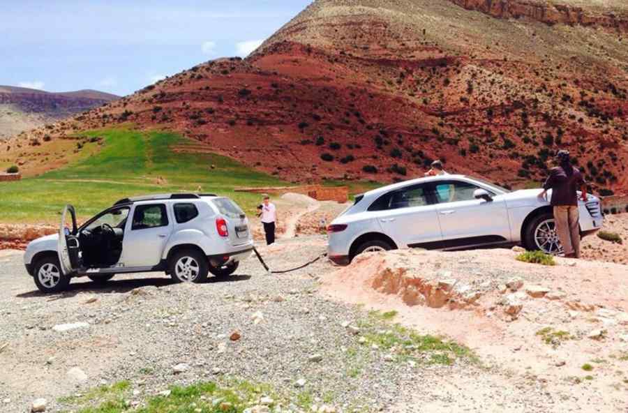 Dacia Duster remorchează noul Porsche Macan