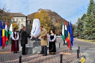 Kelemen Hunor a acoperit „din pix” un monument ridicat nelegal în centrul istoric al Devei
