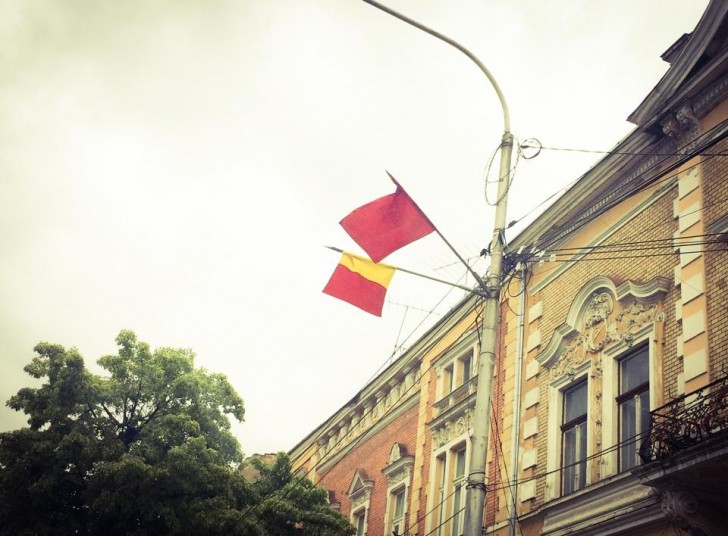 Steagul PSD, arborat alături de cel al României, la sosirea lui Ponta în Satu Mare