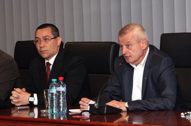 România sub ape, oficialii îşi perie reciproc scamele de pe sacouri