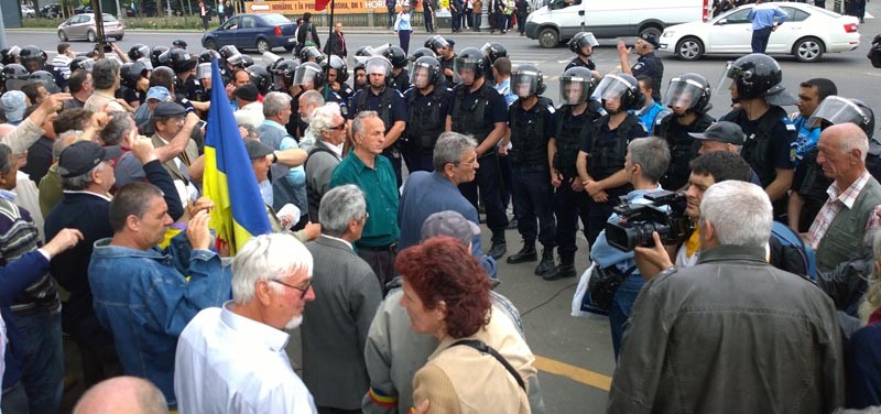 Protest: revoluţionarii au blocat câteva minute Bulevardul Kiseleff (foto)