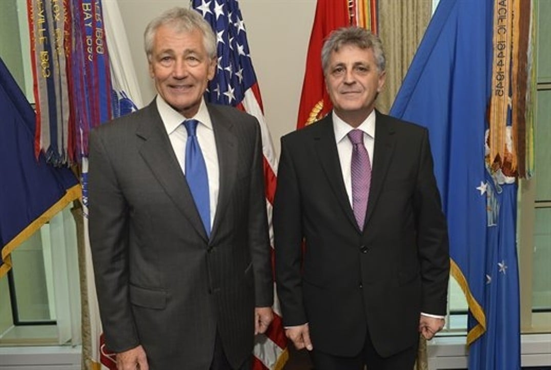 Mircea Duşa şi şeful Pentagonului, sub aceeaşi umbrelă, la Constanţa