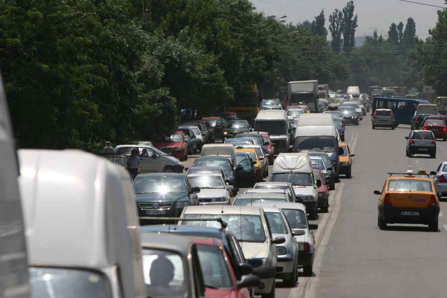 Trafic întrerupt temporar de un transport agabaritic