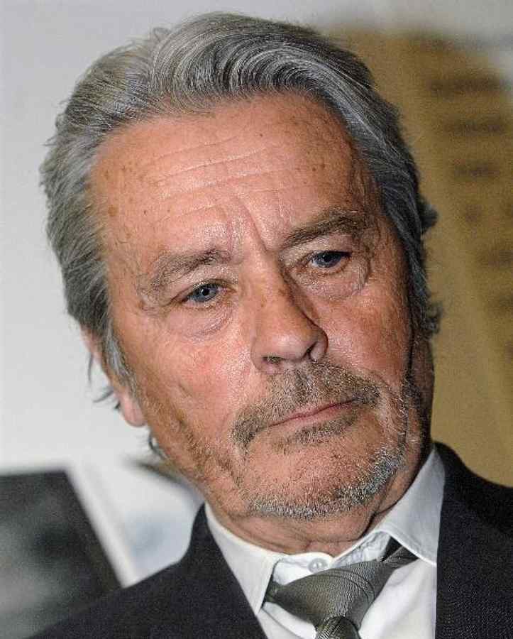 Alain Delon, internat de urgență și operat