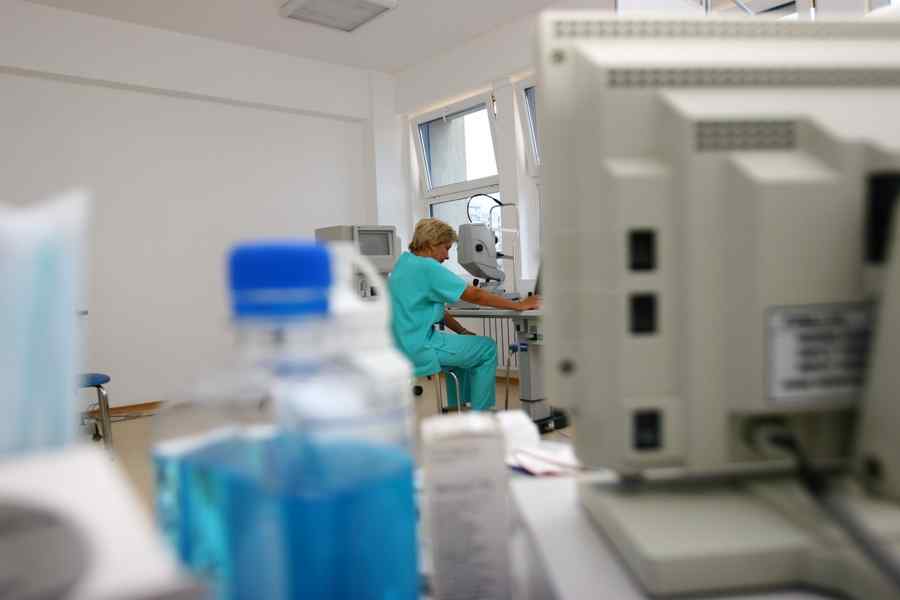 Peste 1.300 de cazuri de infectare cu virusul Ebola în Africa de Vest