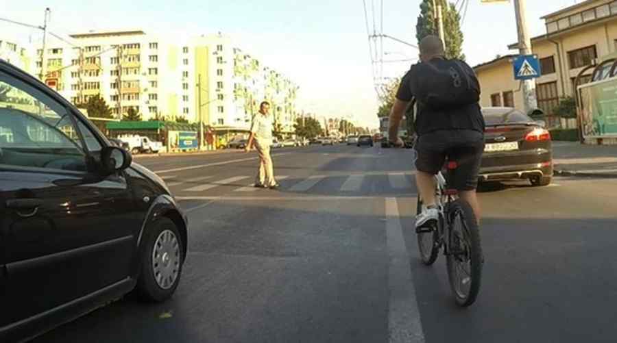Un biciclist pentru care regulile de circulație nu există (video)