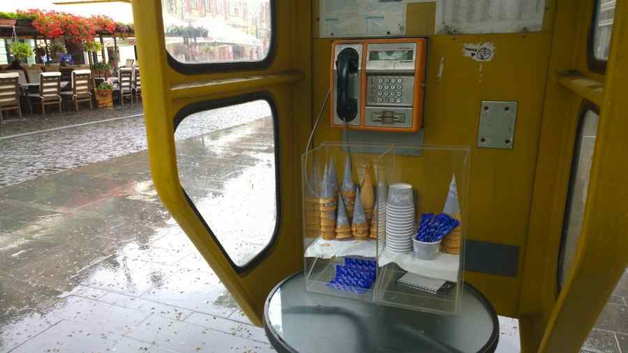 Cabină de telefon cu îngheţată