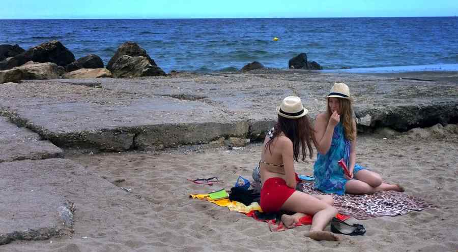 Două tinere fac plajă la Eforie Nord