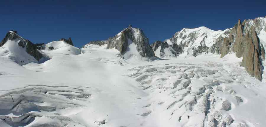 Cadavrul îngheţat al unui alpinist, descoperit după 32 de ani, în masivul Mont Blanc