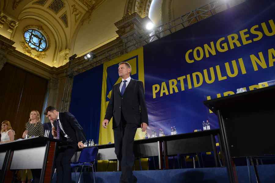 Din imnul naţional intonat la congresul PNL a fost omisă strofa cu „un nume de Traian”