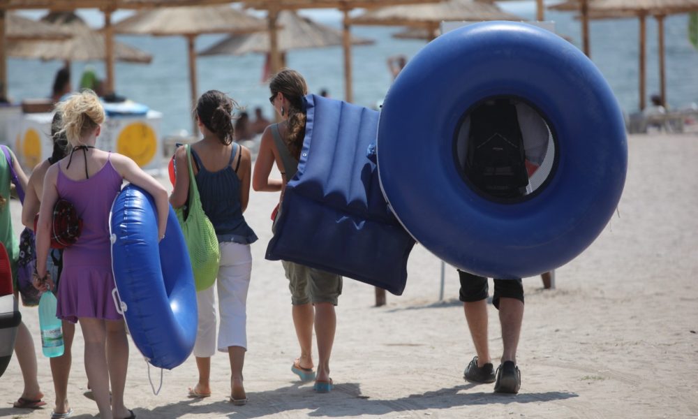 The gesture of employees who give emotions to tour operators