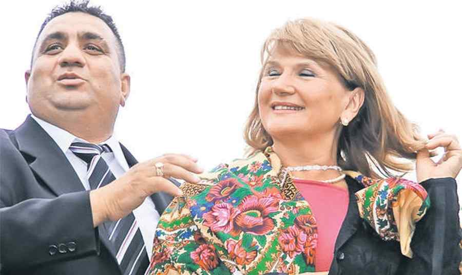 Traian Băsescu se dezice de „salba ţigănească” de la gâtul soţiei