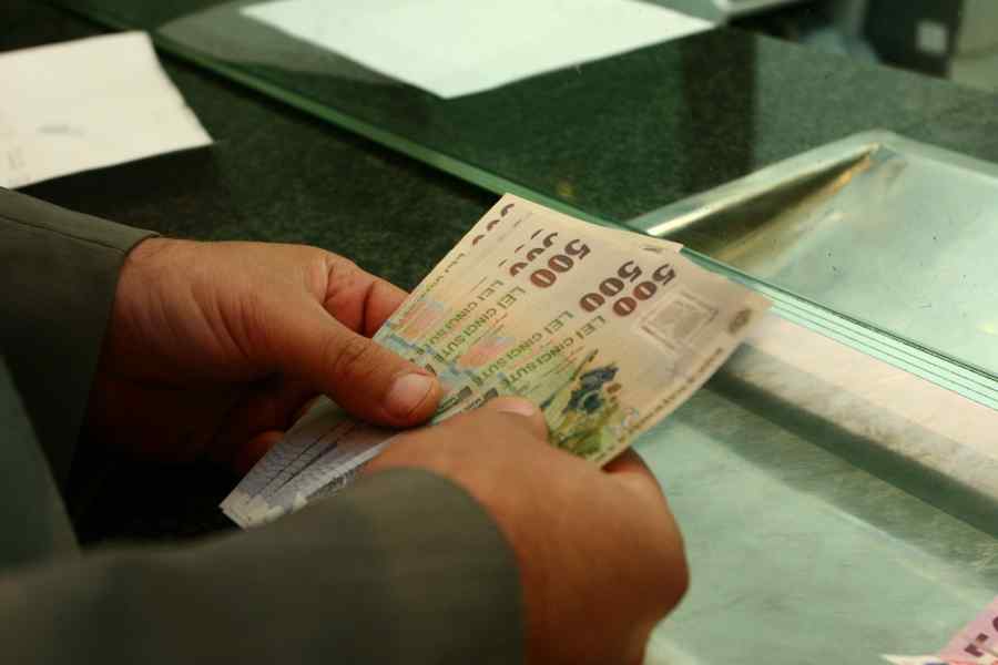 BURSA: Bombă pe piaţa bancară – creditele în CHF, convertite cu discount de 30%