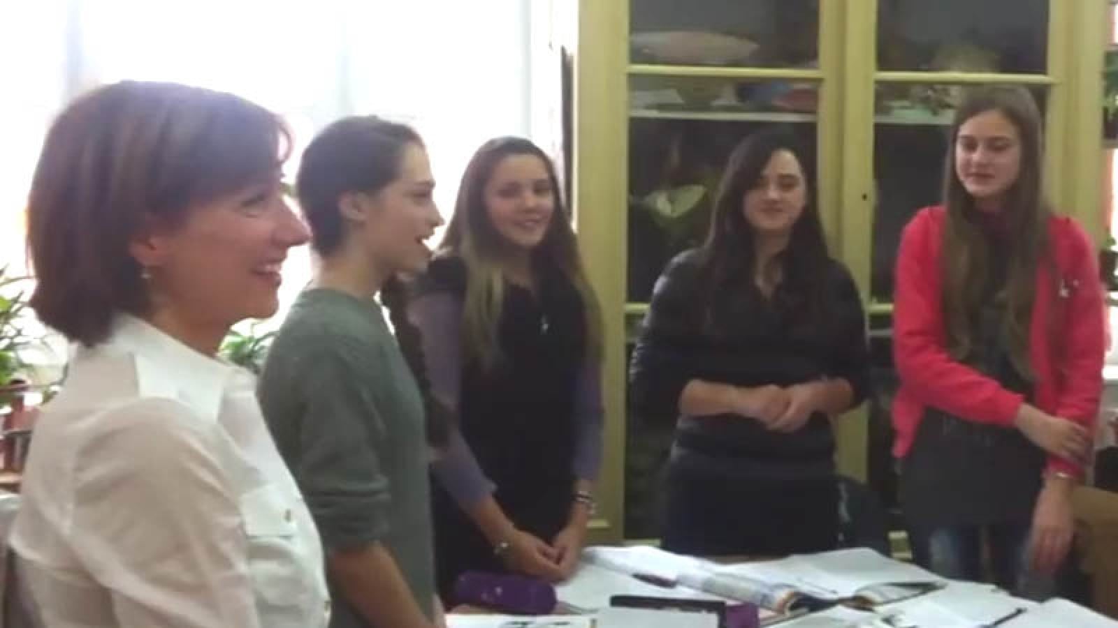 Carmen Iohannis primită cu aplauze la şcoală (VIDEO)