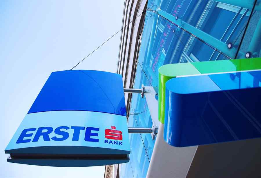Erste a preluat controlul direct asupra activelor din România