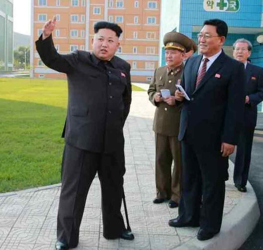 Coreea de Nord: Al treilea Kim reapare, sprijinit într-un baston