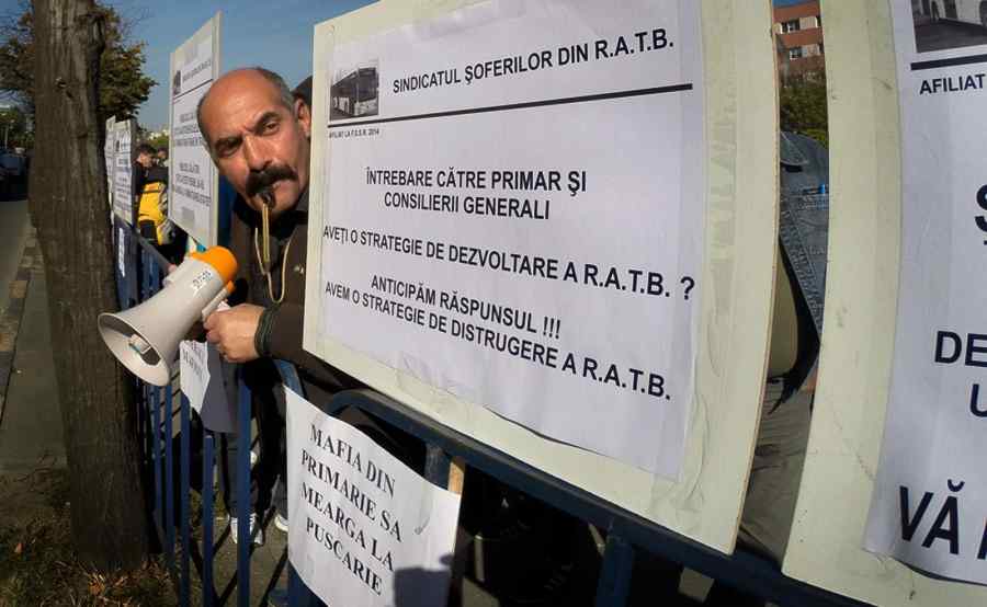 Șoferii din RATB protestează la Primăria Capitalei