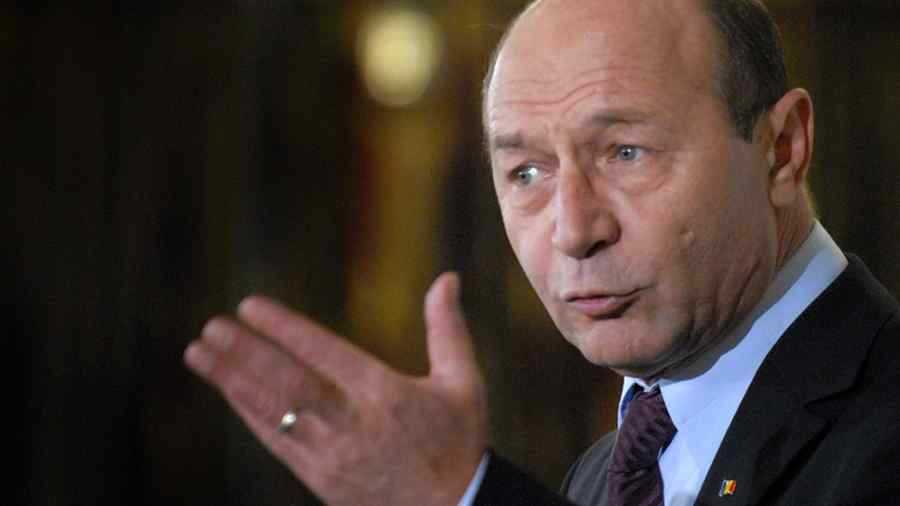 Băsescu cere reexaminarea unei modificări a Legii farmaciei