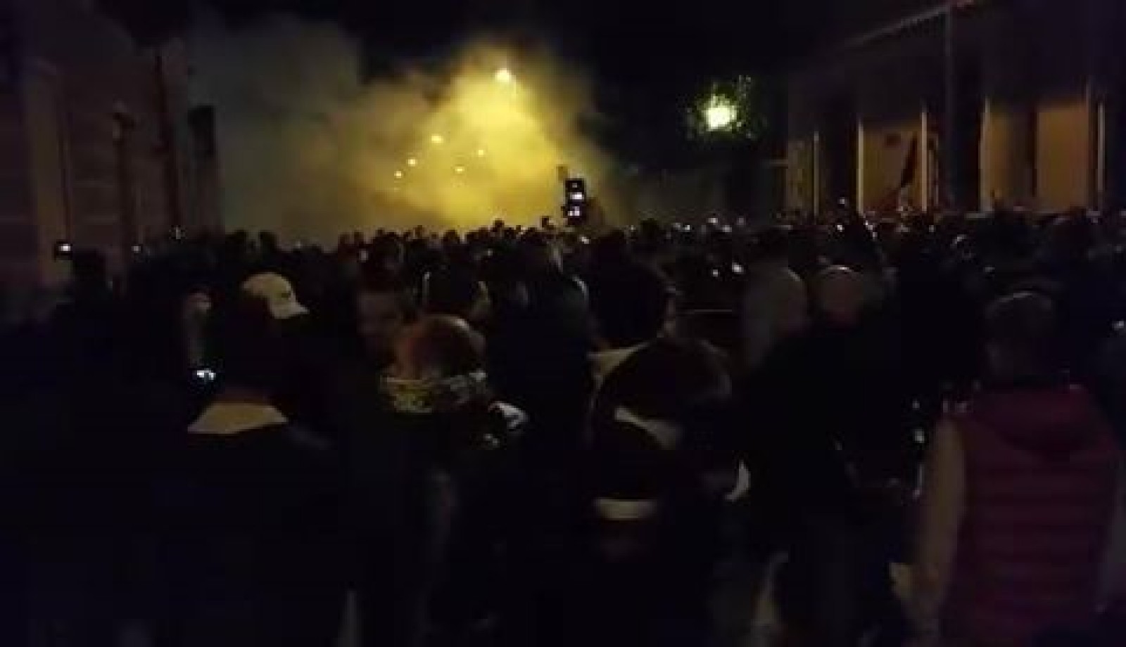 Situație incendiară: Gaze lacrimogene la Torino şi Paris