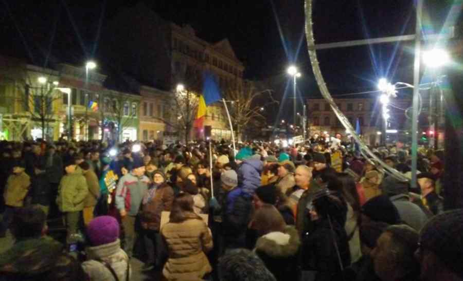 Numărul protestatarilor de la Cluj şi Timişoara a depăşit 10.000