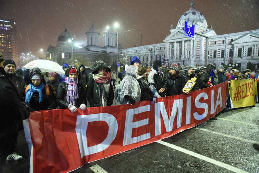 Incidente între protestatari şi jandarmi