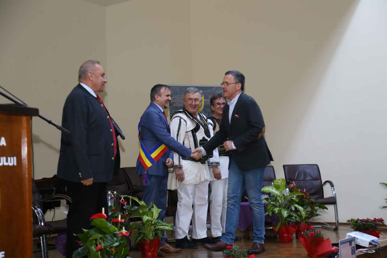 Mă-nclin, domnilor!