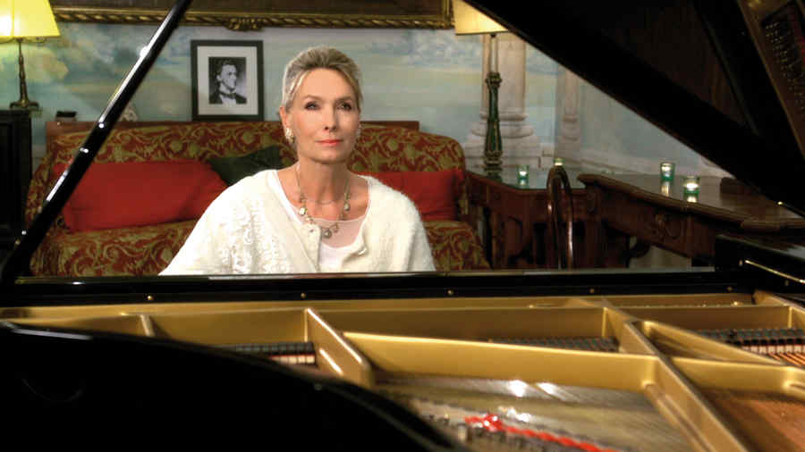 Pianista Elizabeth Sombart, din nou la București