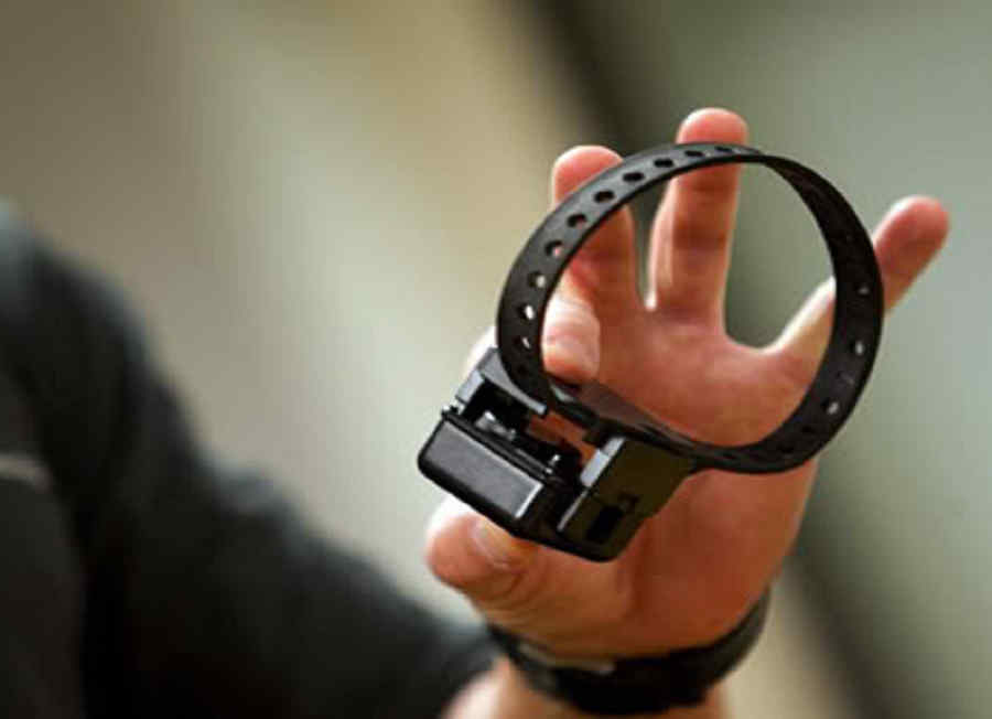 Violență domestică: Mai mulți bani pentru brățări electronice